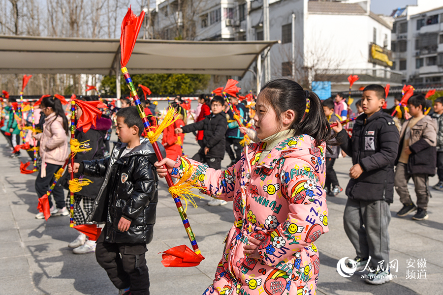 柿樹崗鄉(xiāng)中心學校特色“蓮湘舞”課間操。人民網(wǎng) 李希蒙攝