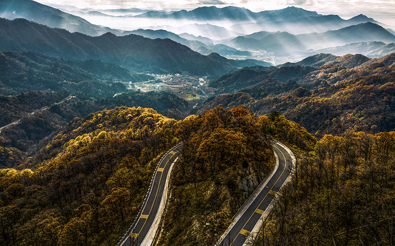 風(fēng)景如畫的大別山旅游扶貧快速通道。秦銳攝