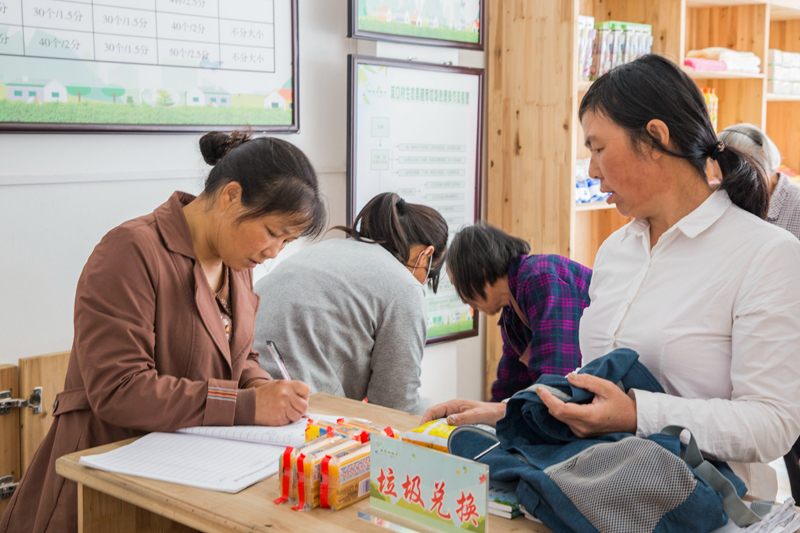 生態(tài)美超市里，村民正在登記。謝輝煌攝