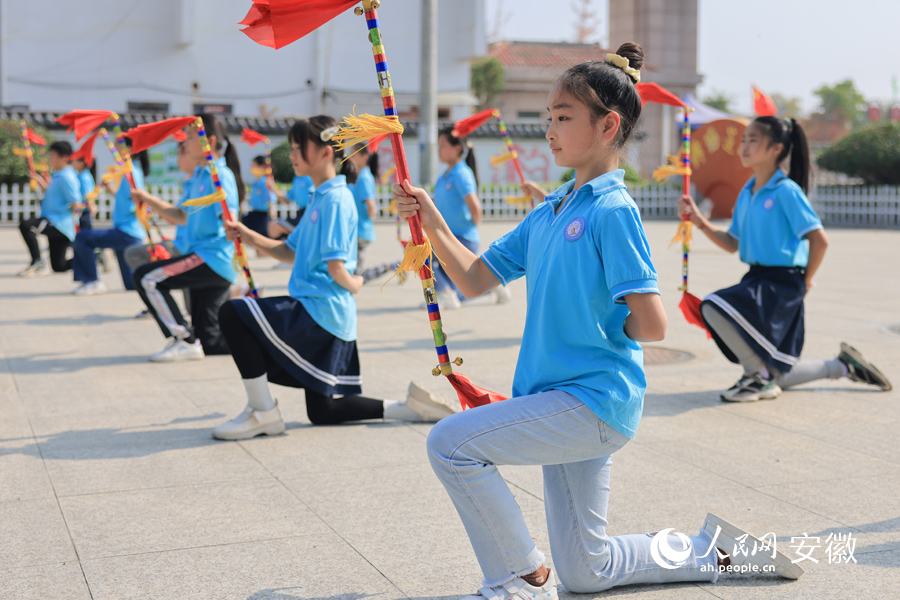 孩子們的動(dòng)作整齊劃一。人民網(wǎng) 王曉飛攝