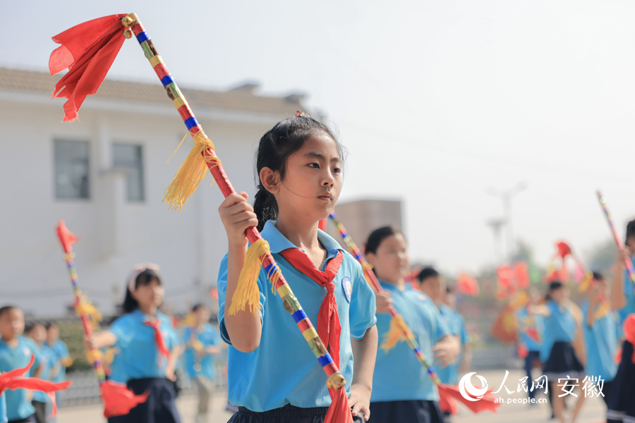 蓮湘舞已成為柿樹崗鄉(xiāng)中心學校的一項特色品牌。人民網(wǎng) 王曉飛攝