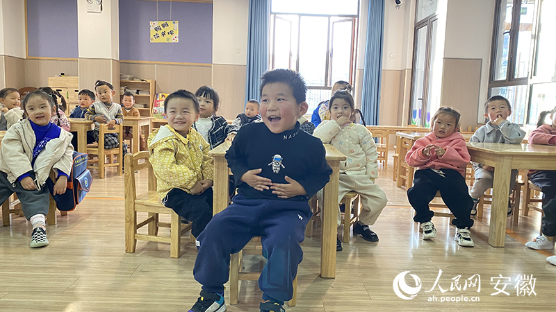 幼兒們參與延時(shí)服務(wù)中的手指操課程。人民網(wǎng) 李希蒙攝