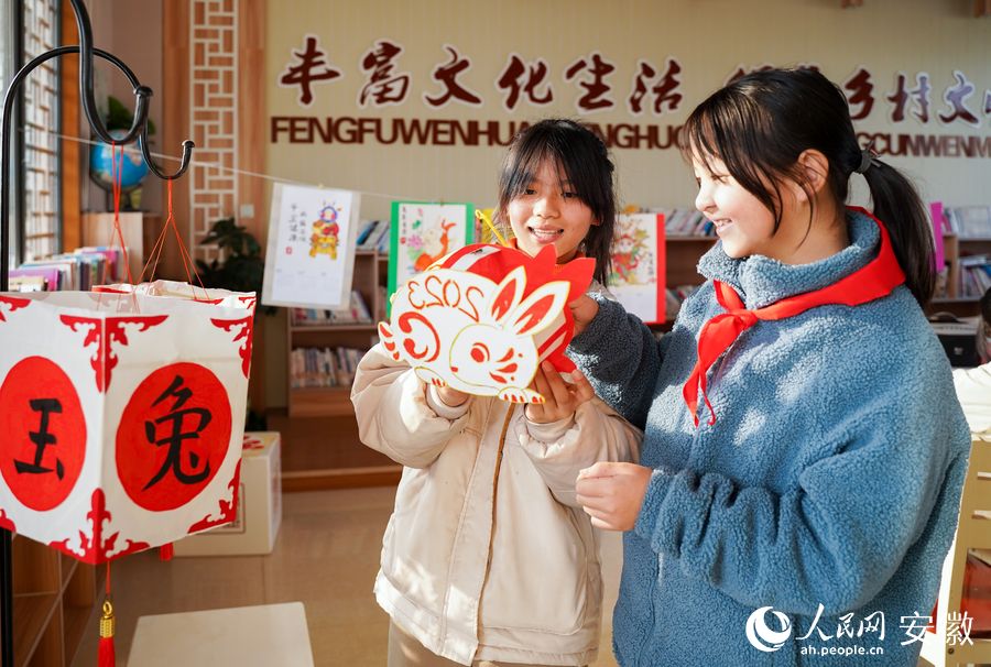 留守兒童展示手工作品。人民網(wǎng) 王銳攝