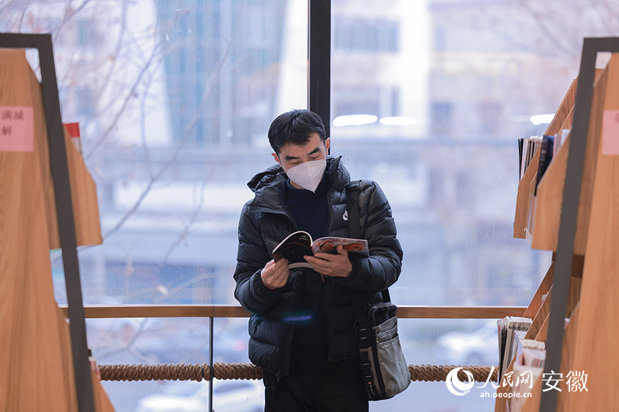 一位讀者在認真閱讀。人民網 王曉飛攝