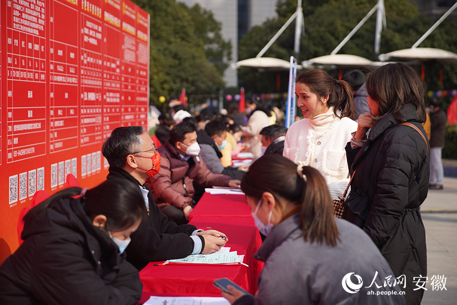 招聘會(huì)現(xiàn)場人氣火熱。人民網(wǎng) 陳若天攝