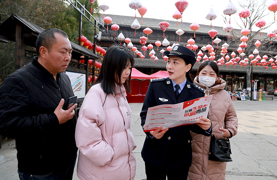 潁上縣公安局民警在管仲老街向游客宣傳禁毒知識(shí)。鄭蘭鵬攝