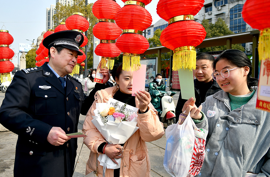 潁上縣公安局民警在管仲老街引導(dǎo)市民猜禁毒燈謎。鄭蘭鵬攝