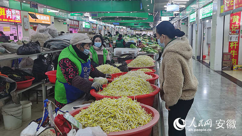 周邊居民買菜。人民網(wǎng) 胡雨松攝