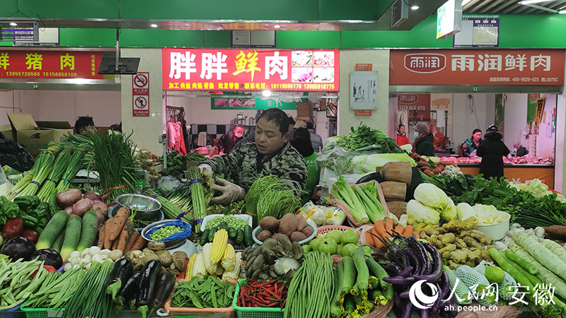 商戶正在整理菜品。人民網(wǎng) 胡雨松攝