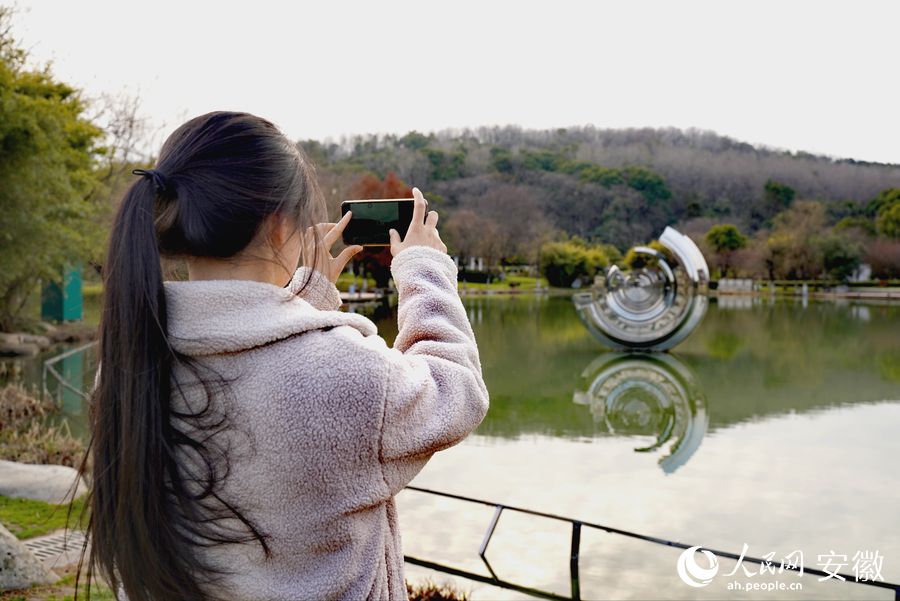 游客來到雕塑公園駐足拍照。人民網(wǎng) 王銳攝