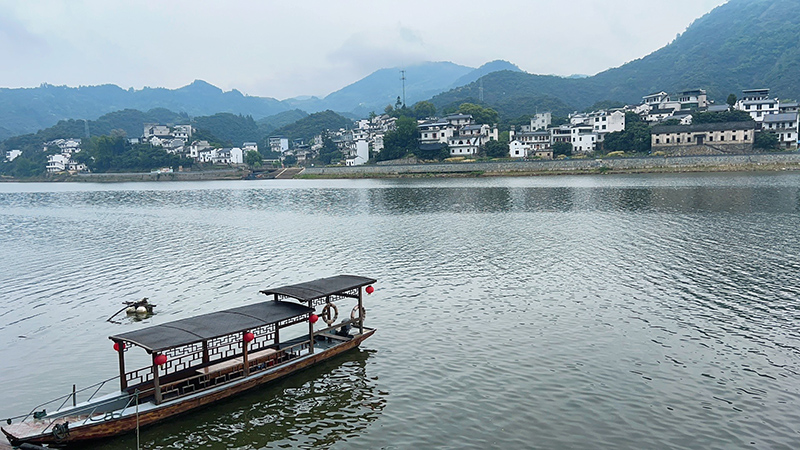 皖浙1號風(fēng)景道緊鄰新安江。黃山市交通運(yùn)輸局供圖