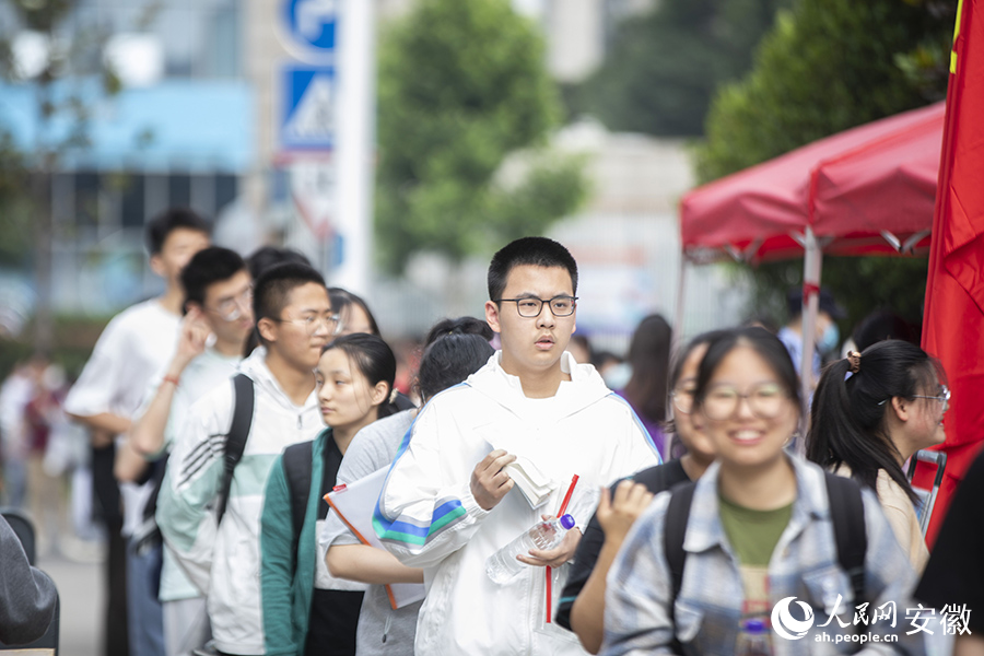 考生進(jìn)入考場。人民網(wǎng) 李希蒙攝