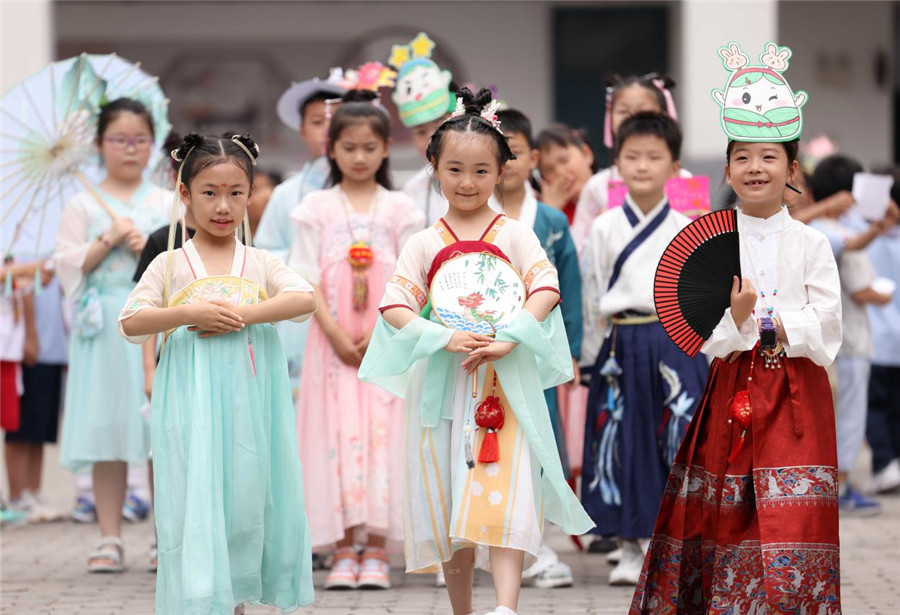 6月16日，合肥市大通路小學(xué)的“樂端午?粽情游”趣味游園活動現(xiàn)場，孩子們進(jìn)行傳統(tǒng)漢服展示。解琛攝