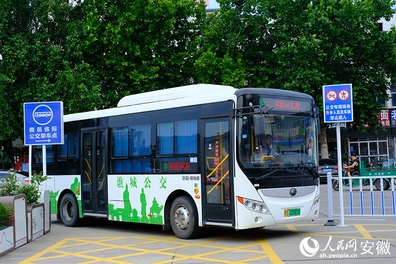 車輛緩緩駛?cè)肼挂厥‰H公交乘車點。人民網(wǎng)記者 汪瑞華攝