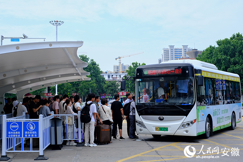 乘客在乘車點排起的長長隊伍。人民網(wǎng)記者 汪瑞華攝