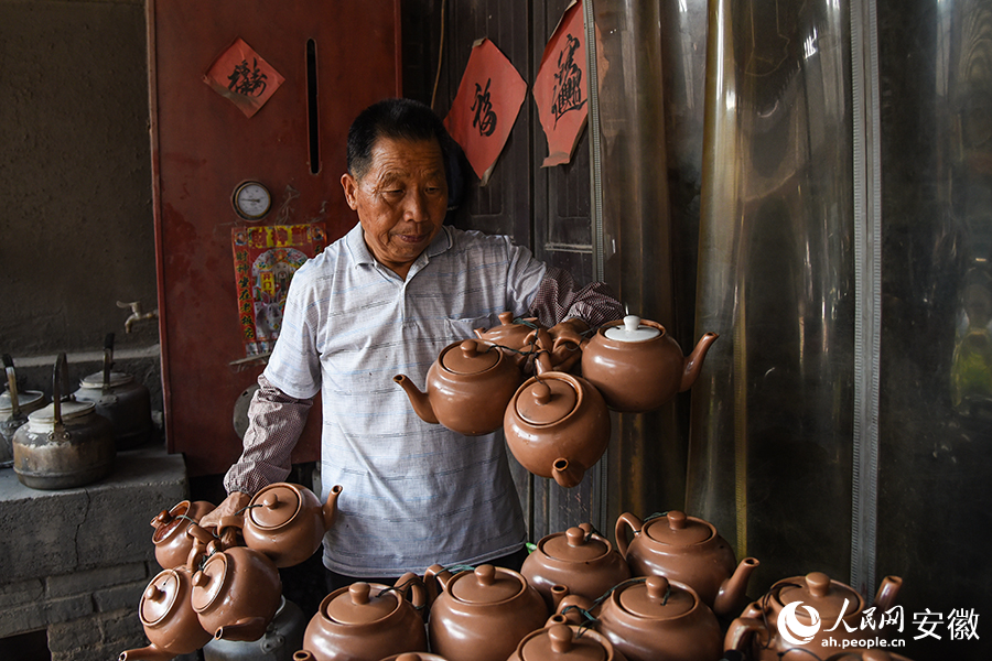 茶鋪老板忙著給客人沏茶。人民網(wǎng)記者 李希蒙攝