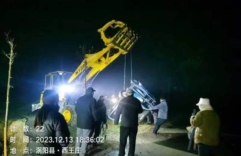 丹城鎮(zhèn)董閣村村委會主任董洪路用叉車把落水電動車打撈上岸。本村村民供圖