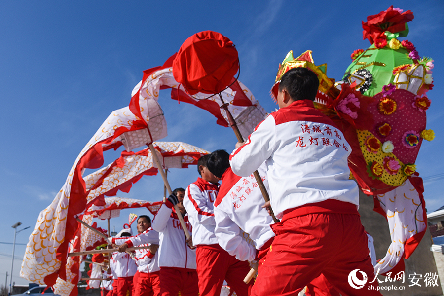 前高龍燈理事會(huì)正在積極排練。人民網(wǎng)記者 李希蒙攝