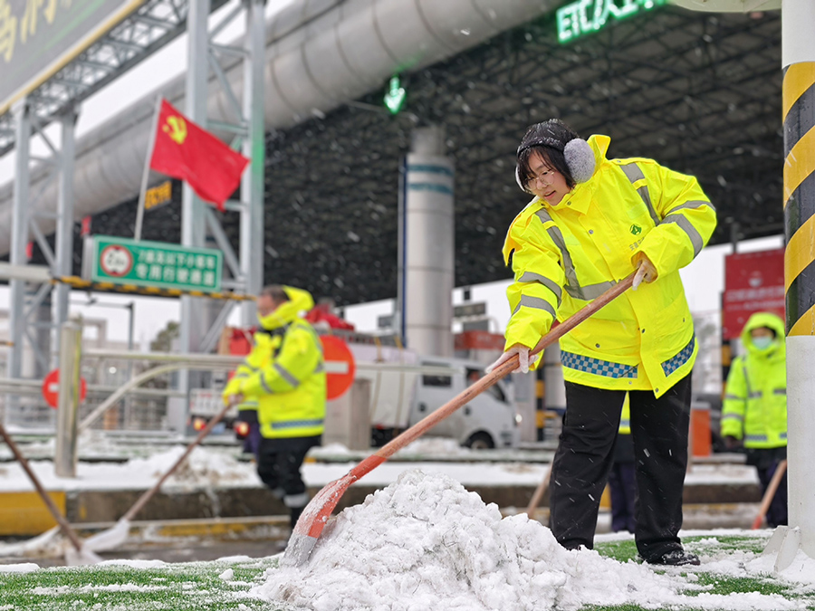 “浴”雪奮戰(zhàn)保暢通。皖通高速供圖