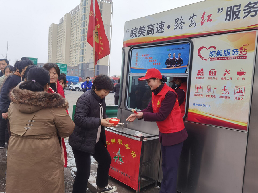 “浴”雪奮戰(zhàn)保暢通。皖通高速供圖