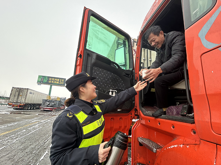 亳阜大隊(duì)為滯留人員提供熱水。安徽省高速公路路政支隊(duì)供圖