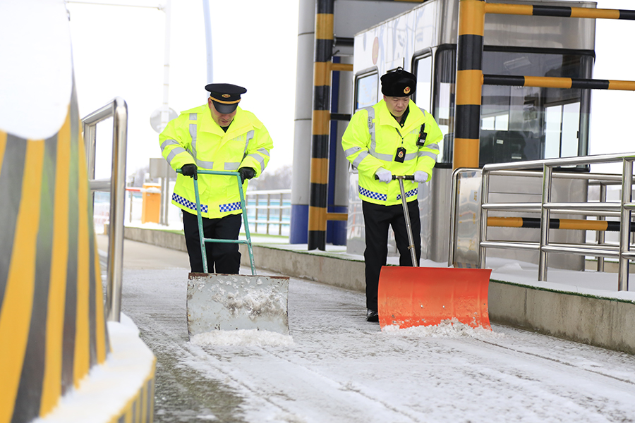 阜新大隊(duì)在高速道口清理積雪。安徽省高速公路路政支隊(duì)供圖