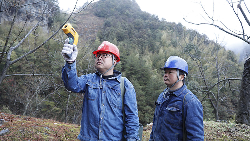 30多里的線路，周灶煥（左）一守就是20年。卜厚績攝