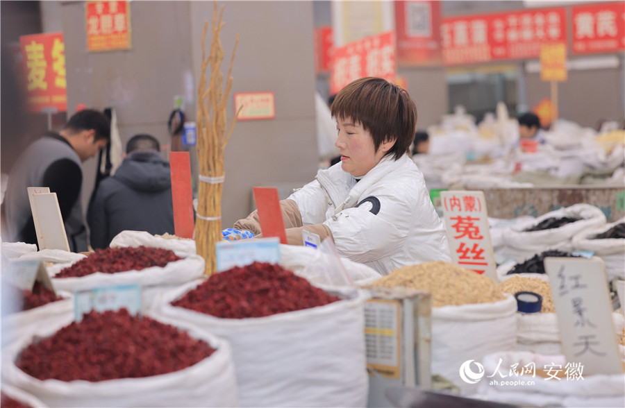 經(jīng)營人員整理柜臺上擺放的中藥材產(chǎn)品。人民網(wǎng)記者 王曉飛攝