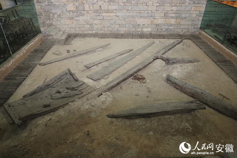 遺址出土的沉船殘片。人民網(wǎng)記者 王曉飛攝