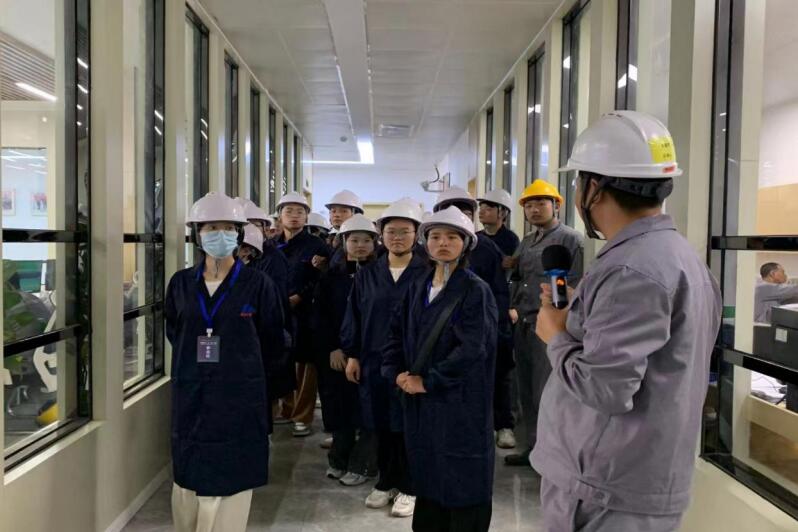 參觀杭摩科技企業(yè)。 王銳 攝