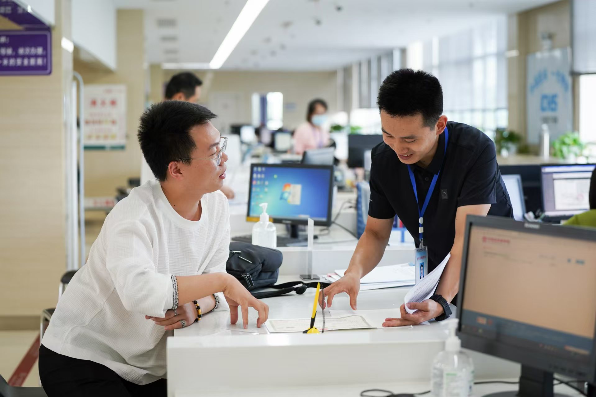 安徽省池州市市民在市政務(wù)服務(wù)大廳辦理業(yè)務(wù)。人民網(wǎng)記者 王銳攝