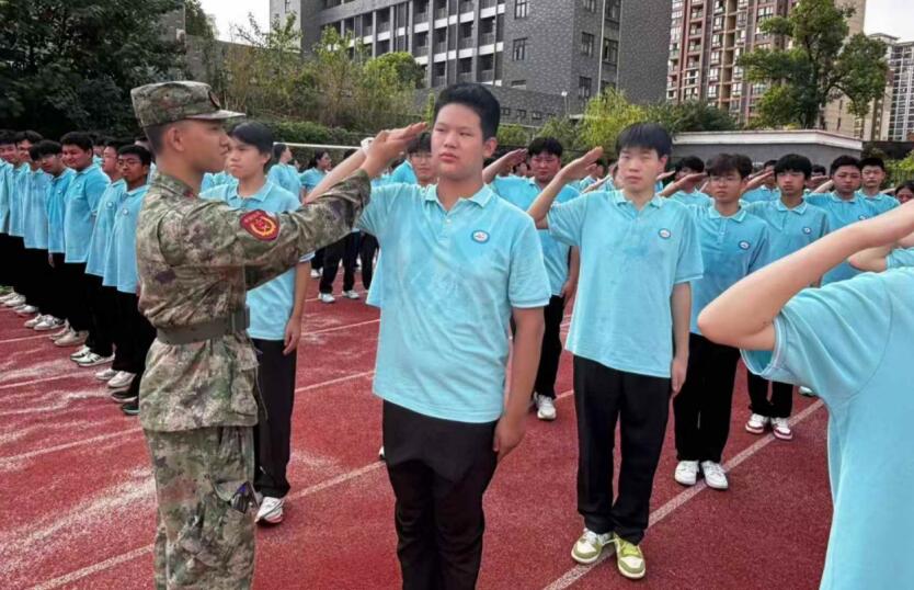貍橋鎮(zhèn)退役軍人在市三中任軍訓(xùn)教官。