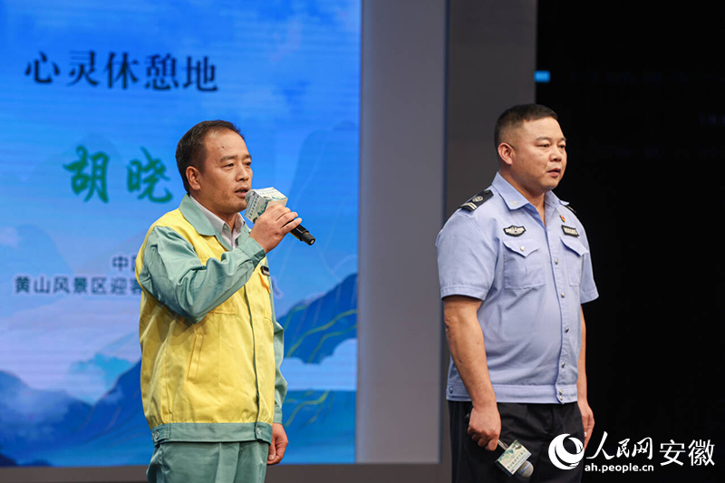 “中國(guó)好人”李培生（左）、胡曉春現(xiàn)場(chǎng)推介“大黃山”。人民網(wǎng)記者 張俊攝