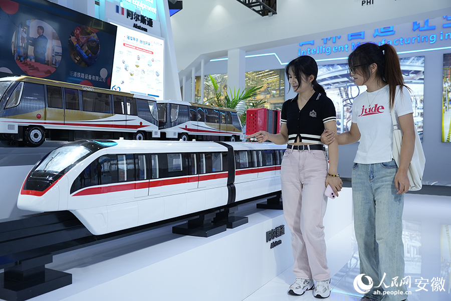 觀眾參觀單軌列車模型。人民網(wǎng)記者 王銳攝