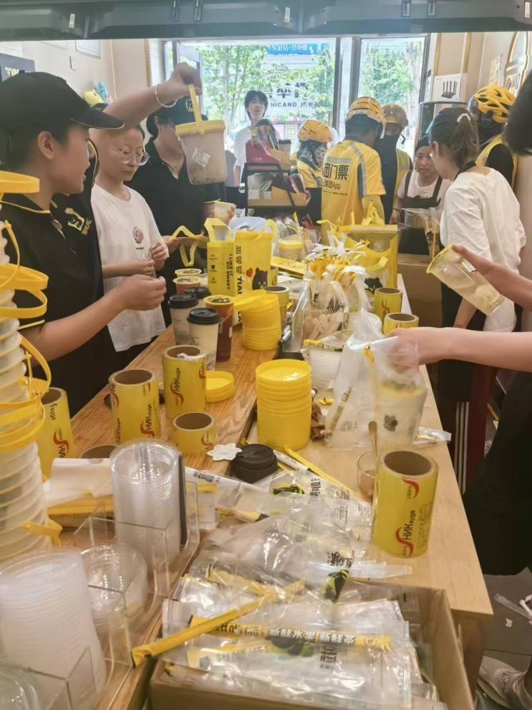 單海鵬門店的“秋天第一杯奶茶”活動(dòng)。受訪者供圖