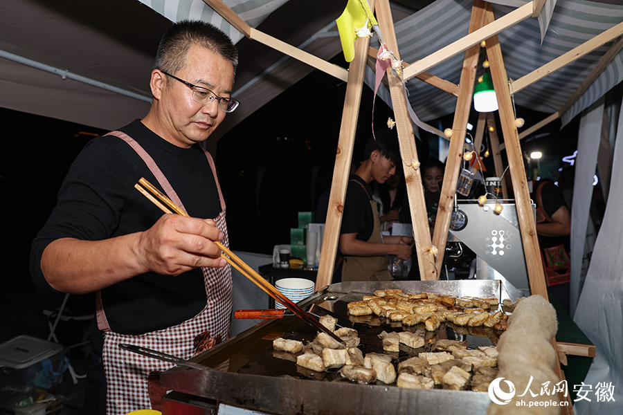 師傅在煎制徽州毛豆腐。人民網(wǎng)記者 張俊攝