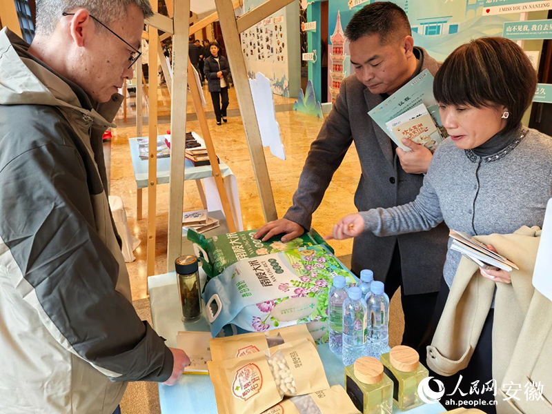 推介會上，南陵特產(chǎn)備受青睞。人民網(wǎng)記者 汪瑞華攝