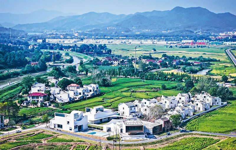 作為農(nóng)業(yè)大省，安徽積極探索推進(jìn)鄉(xiāng)村全面振興的實(shí)踐路徑，全力繪就農(nóng)業(yè)強(qiáng)、農(nóng)村美、農(nóng)民富的美好圖景。圖為2024年10月9日，合肥市廬江縣湯池鎮(zhèn)“田園客廳”綜合體項(xiàng)目正加緊建設(shè)，一幅農(nóng)文旅融合的絢爛畫卷逐漸鋪展。 安徽日?qǐng)?bào)社供圖 范柏文/攝