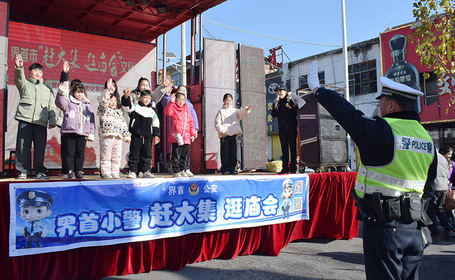 青少年交通安全宣傳走進(jìn)界首市光武鎮(zhèn)集市。徐良攝