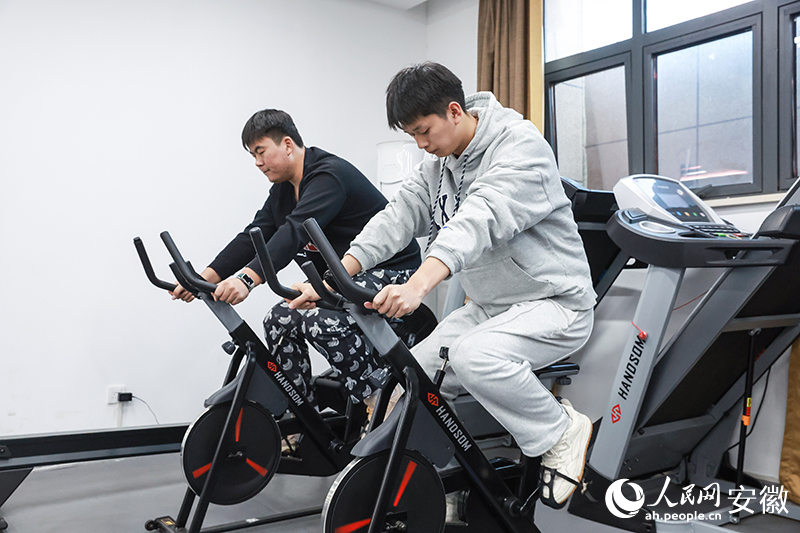 社區(qū)小伙家門口享受健身樂趣。人民網(wǎng)記者 張俊攝.jpg