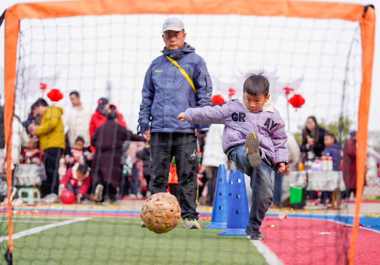 孩子們在進(jìn)行蹴鞠游戲。