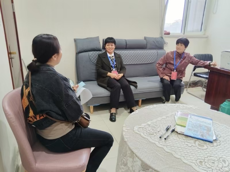 趙敏（右一）正進(jìn)行婚姻糾紛調(diào)解。 濉溪縣司法局供圖