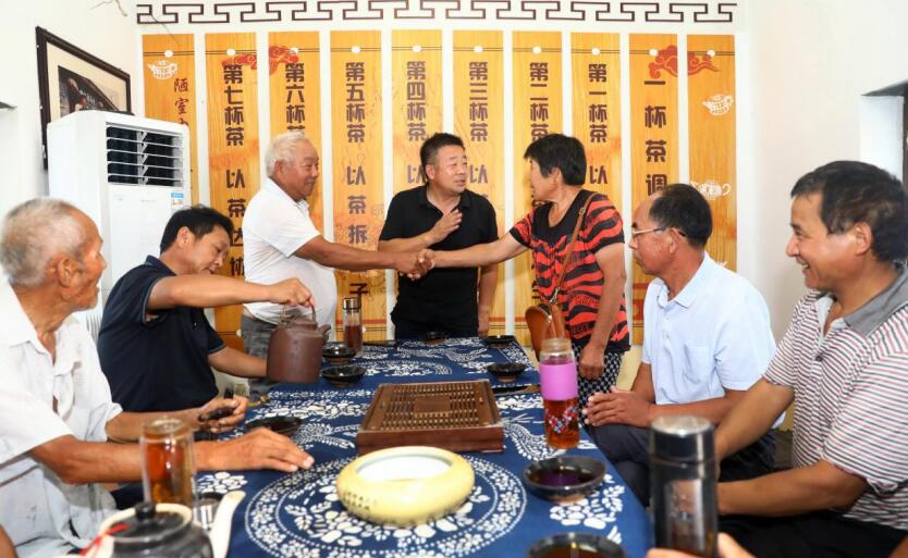 北有“一杯茶”，調(diào)解暖人心。萬(wàn)善朝攝