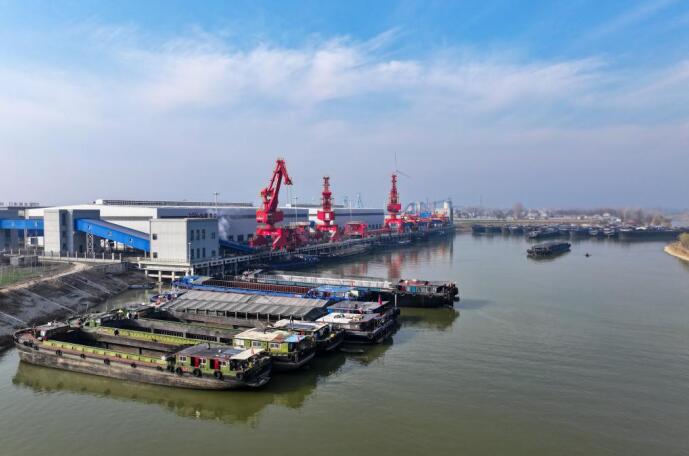 孫疃碼頭加快建設(shè)智慧港口，激發(fā)水運(yùn)活力。萬(wàn)善朝攝