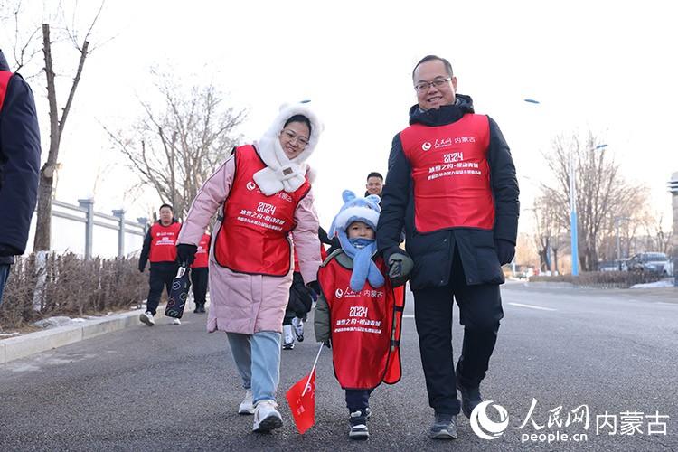 市民徒步迎接新年。人民網(wǎng)記者 富麗娟攝