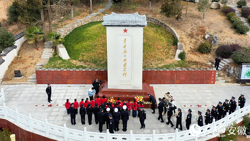 民警與學(xué)生們向革命先烈獻(xiàn)花緬懷。人民網(wǎng)記者 陳若天攝.jpg