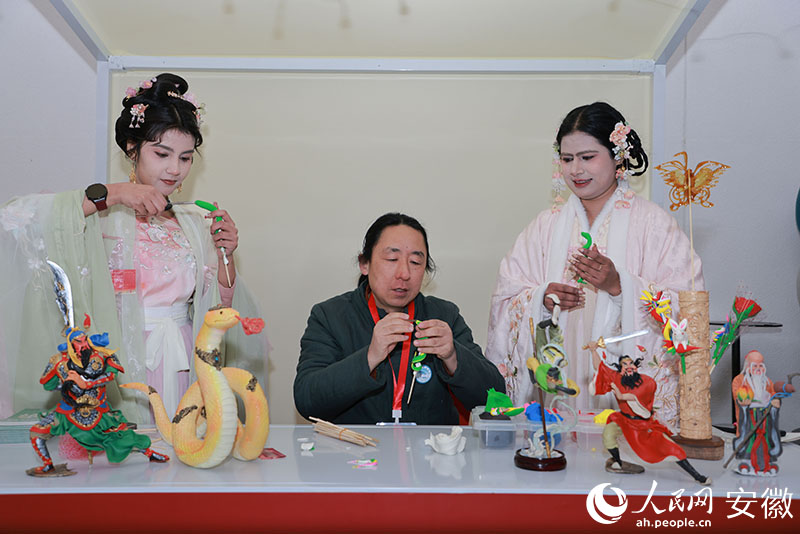 兩位外國女孩學習捏面塑。人民網(wǎng)記者 王曉飛攝