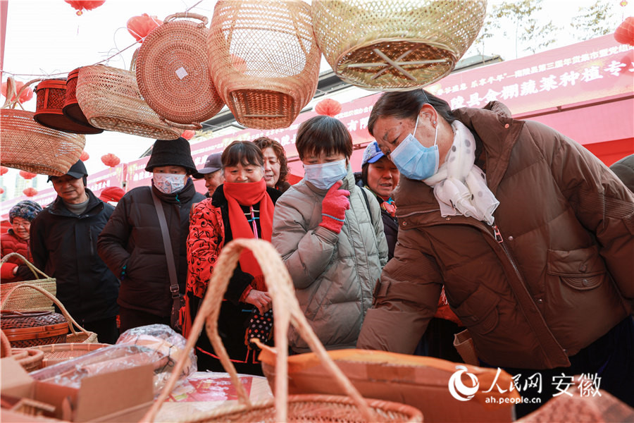 南陵年貨集市，居民挑選竹編制品。人民網(wǎng)記者 張俊攝
