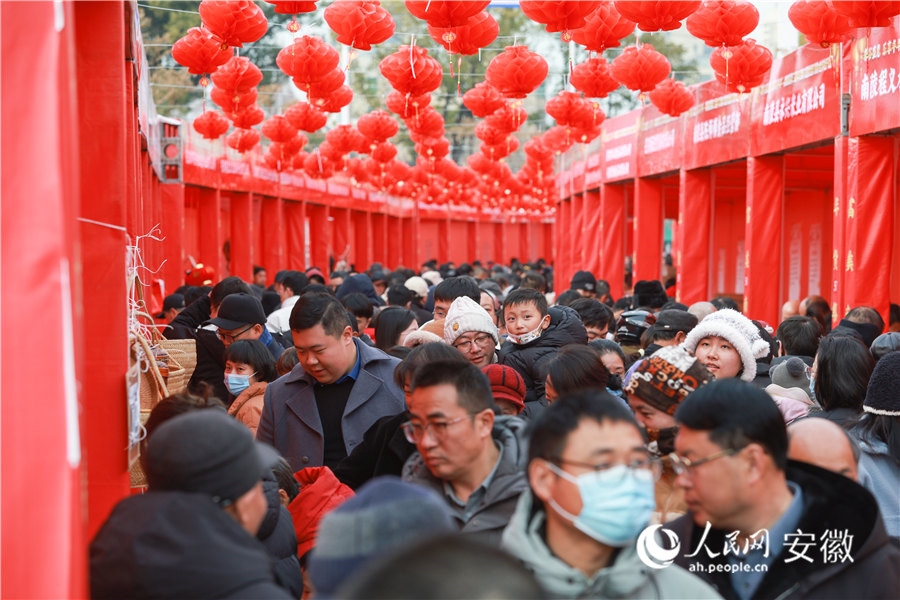 安徽南陵，年貨集市吸引了眾多居民選購年貨。人民網(wǎng)記者 張俊攝