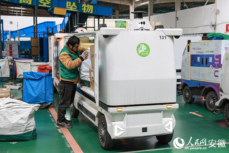 經過分揀，快件包裹搭上無人車。人民網記者 張俊攝.jpg